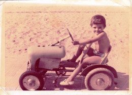 Photo Originale - Année 1964 - Jouet Ancien - Jeune Fille Sur Tracteur En Tole - Sonstige & Ohne Zuordnung