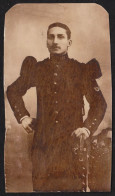 Jolie Photographie Soldat Du 133ème Régiment Insigne Corps De Chasse Chasseur Bataillon Uniforme épaulettes 4,7 X 8,4 Cm - War, Military