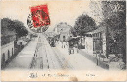 77 - FONTAINEBLEAU - La Gare - Intérieur - Train à L'approche - Fontainebleau