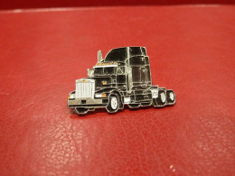 PIN'S " CABINE DE CAMION ". - Transports