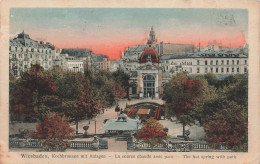 ALLEMAGNE - Wiesbaden - La Source Chaude Avec Parc -  Vue Générale - Animé - Colorisé - Carte Postale Ancienne - Wiesbaden