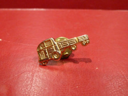 PIN'S " CAMION PLATEAU ". - Transports