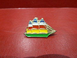 PIN'S " BATEAU ". - Bateaux