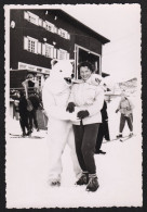 Jolie Photographie Mégève 1949 Jeune Skieuse Et OURS En Costume Eisbär Kostüm, 8,7 X 12,3 Cm - Places