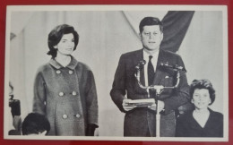 PHOTO ON CARDBOARD WITH DESCRIPTION BEHIND - JOHN FITZGERALD KENNEDY - - Beroemde Personen