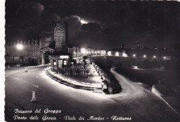 Cartolina Bassano Del Grappa ( Vicenza ) Porta Delle Grazie - Viale Dei Martiri ( Notturno ) - Vicenza