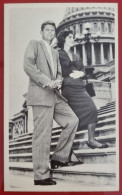 PHOTO ON CARDBOARD WITH DESCRIPTION BEHIND - JOHN FITZGERALD KENNEDY - - Célébrités