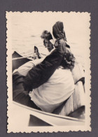 Photo Originale Vintage Snapshot  Vernaculaire Insolite  Jeune Fille Jeunes Filles Chahut Dans Pedalo  (clsnapsh4) - Zonder Classificatie