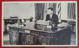 PHOTO ON CARDBOARD WITH DESCRIPTION BEHIND - JOHN FITZGERALD KENNEDY - - Beroemde Personen