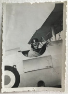 Photo Ancienne - Snapshot - Pilote Dans Son Avion Taxi - Aviateur - 1940 - Aviation - Luftfahrt
