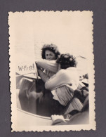 Photo Originale Vintage Snapshot  Vernaculaire Insolite  Jeune Fille Jeunes Filles Chahut Dans Pedalo (clsnapsh4) - Non Classificati