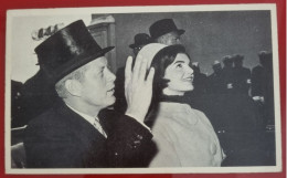 PHOTO ON CARDBOARD WITH DESCRIPTION BEHIND - JOHN FITZGERALD KENNEDY - - Personalidades Famosas