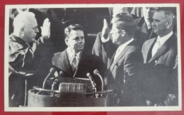 PHOTO ON CARDBOARD WITH DESCRIPTION BEHIND - JOHN FITZGERALD KENNEDY - - Célébrités