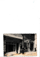 Photo 1962 à Identifier - Commerces Cordonnerie, Chaussures - Librairie, Tabac - Boucherie ( Affiche A.Dony) - Berufe