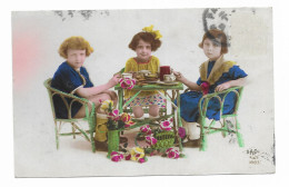 CPA - 3 Enfants Autour D'une Petite Table Prenant Leur Goûter - S.A.P.I. 1883 - - Grupo De Niños Y Familias