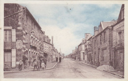 JUVIGNY LE TERTRE : CPA N. TROUVEE AVEC CETTE VUE DE LA RUE DE MORTAIN..ANIMEE PERS. 1943.T.B.ETAT.A SAISIR.COTE :25.00E - Sonstige & Ohne Zuordnung