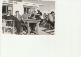 Photo 1957-58 Courchevel 73 - Bar Du Soleil Station De Ski - Clients En Terrasse - Lieux