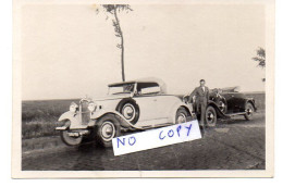 PHOTO - HOMMES DEVANT 2 AUTOMOBILES ANCIENNES DECAPOTABLES - Automobile