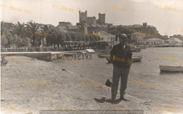 Bodrum Castle In The Background And A Souvenir On The Beach. (Original Photograph, B/W, Turkey, 1950/60, 9x14 Cm.) * - Lieux