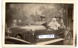 CARTE PHOTO - SURREALISME - MONTAGE - COUPLE ET SON BEBE DANS VOITURE - Fotografie