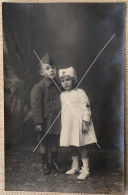 Touchant Portrait Patriotique D’une Petite Infirmière Et D’un Petit Soldat WW1 CP Photo 1GM Période - Guerre, Militaire