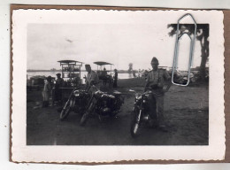 PHOTO GUERRE CHAR TANK SOLDATS FRANCAIS AVEC MOTOS EN INDOCHINE - Guerre, Militaire