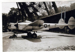 PHOTO AVIATION AVION P-38 LIGHTNING SOUS LE TOUR EIFFEL PARIS - Luchtvaart