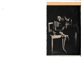 Photographie- Surréalisme- CPA Photo Squelette Assis à Table Et Fumant (tête De Mort) - Fotografie