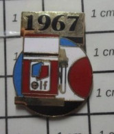 1515B Pin's Pins / Beau Et Rare / CARBURANTS / POMPE A ESSENCE ELF 1967 - Carburants