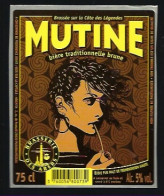 étiquette Bière France: Biere Brune  Mutine 5% 75 Cl Brasserie Des Aberts Ploudalmezeau 29 " Femme" - Bière
