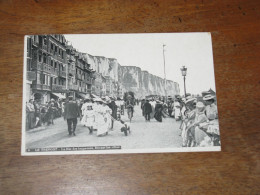 LE TREPORT / La Fete Des Baigneurs . Devant Les Villas - Le Treport