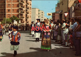 Sardegna Nuoro Orgosolo Costumi Di Orgosolo Sfilata Costumi In Strada Bella Animata Primi Anni 70 - Trachten
