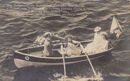 Russia - The Tsar With Grand Duchesses Olga, Tatiana And Their Mother In A Canoe - REAL PHOTO. - Russie
