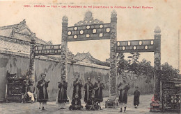 Viet Nam - HUÉ - Les Musiciens Du Roi Jouant Sous Le Portique Du Soleil Radieux  - Vietnam