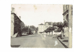 Cpm - 19 - VIGEOIS - Place Et Rue Centrale - 1952 - Borne Michelin - Voiture 2 Cv - Vélo - Other & Unclassified