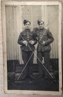 Portrait De 2 Copains De Régiment Devant Une Baraque Ceinturon Serpent WW2 CP Photo Vers 1940 - War, Military