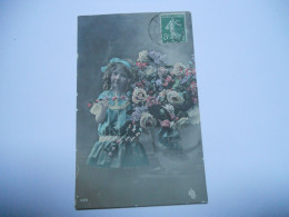 THEMES ENFANTS CARTE COULEUR ANCIENNE DE 1913 FILLE  AVEC RUBAN ET ROBE BLEU EN DENTELLE ET GROS BOUQUET DE FLEURS DANS - Abbildungen