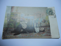 THEMES ENFANTS CARTE COULEUR ANCIENNE DE 1906 PAPA SOULEVANT UN GARCON ET FILLETTE SUR C’EST GENOUXTABLE CHAISE TAPIS ST - Portraits