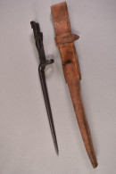 SHORT SOCKET BAYONET WITH LEATHER SCABBARD - Armes Blanches