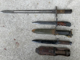 (5) WW II ERA BAYONETS & KNIFE, AS FOUND IN ESTATE - Armes Blanches