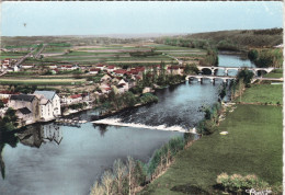 86. LUSSAC LES CHATEAUX. CPSM.  VUE GENERALE AERIENNE. LA VIENNE ET LES 2 PONTS. - Lussac Les Chateaux