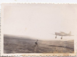 Photo De Particulier 1946 Aérodrome Constantine Avion A L'atterrissage  A Identifier   Réf 30829 - Luchtvaart