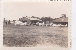 Photo De Particulier 1946 Aérodrome Constantine Devant Les Hangars Quatre Avions A Identifier    Réf 30834 - Aviation