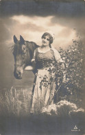 Femme Avec Cheval CPA Carte Fantaisie Carte écrite En 1919 - Femmes