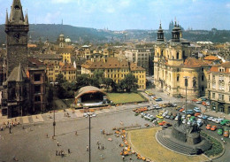 1 AK Tschechien * Blick Auf Die Prager Altstadt Mit Dem Altstädter Rathaus, Jan-Hus-Denkmal Und Der St.-Nikolaus-Kirche - Tchéquie