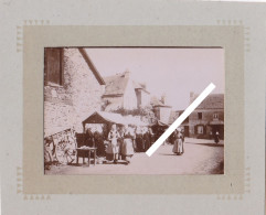 29 SAINT GUÉNOLÉ PENMARCH 1880/90 (ou Communes Proches-) - Belle Photo Originale D'une Rue Animée Un Jour De Marché - Plaatsen
