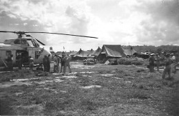 Petite Photo Hélicoptère ,Militaires,Tentes... - Guerre, Militaire