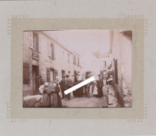 29 SAINT GUÉNOLÉ PENMARCH 1880/90 (ou Communes Proches-) Belle Photo Originale D'une Petite Rue Animée Un Jour De Marché - Plaatsen