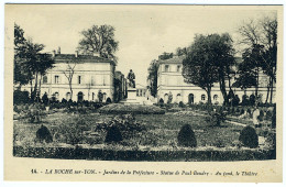 LA ROCHE-SUR-YON - Jardins De La Préfecture - Statue De Paul Baudry - Au Fond, Le Théâtre - La Roche Sur Yon