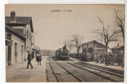 SUIPPES - 51 - La Gare - Train Locomotive à Vapeur Nombreux Voyageurs Sur Le Quai Chef De Gare Chemin De Fer SNCF - Sonstige & Ohne Zuordnung